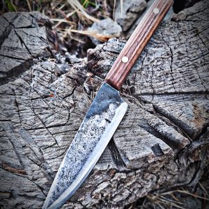 Couteau en noyer stabilisé